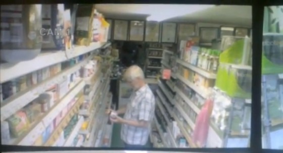 【怪奇現象】監視カメラが捉えた超常現象 お店の棚からティーバッグが空中浮遊！！！！！！！！！！
