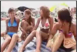 素人ナンパ動画　ビーチでナンパ待ちの娘ちゃんに声を掛けて、テントに入り水着を脱いで貰い露出させる企画。