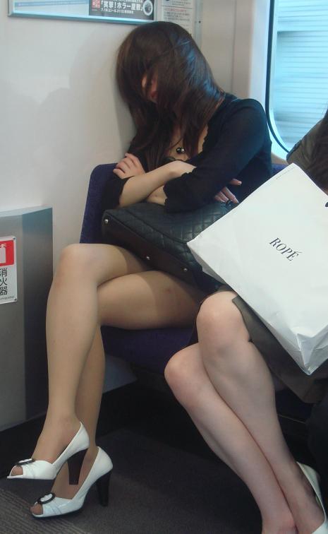 電車で眠りこけるパンスト女性