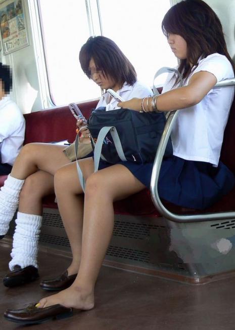 女子高生が電車で生足