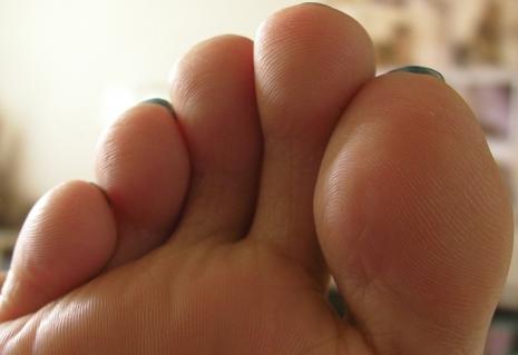 女性の足指の指紋を観察する