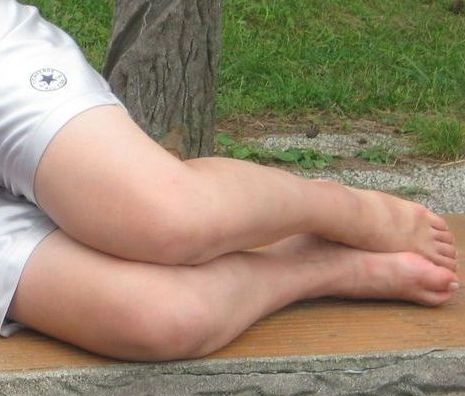 生足をさらけ出してベンチに眠る女学生